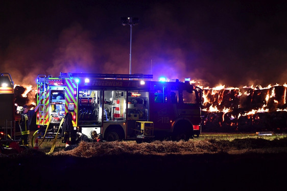 Großer Strohballenbrand in Wallau. Über 50 Feuerwehrkräfte im Einsatz.