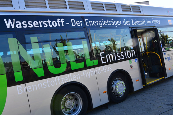 Elf Wasserstoff-Busse sind ab Mitte 2019 in Wiesbaden sowie Mainz und Frankfurt im Einsatz. ESWE Verkehr schafft vier Fahrzeuge an.