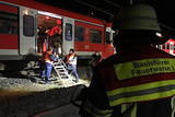 Die Feuerwehr Wiesbaden unterstützt die Deutsche Bahn am Donnerstagabend bei der Evakuierung eines Zuges, der durch einen Schaden an der Oberleitung in Mainz-Kastel nicht mehr fahrtüchtig war.