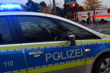 Eine Frau wurde am Mittwochnachmittag in Wiesbaden von einem Transporter erfasst und zu Boden geschleudert. Rettungskräfte versorgten die schwerverletzte Fußgängerin.