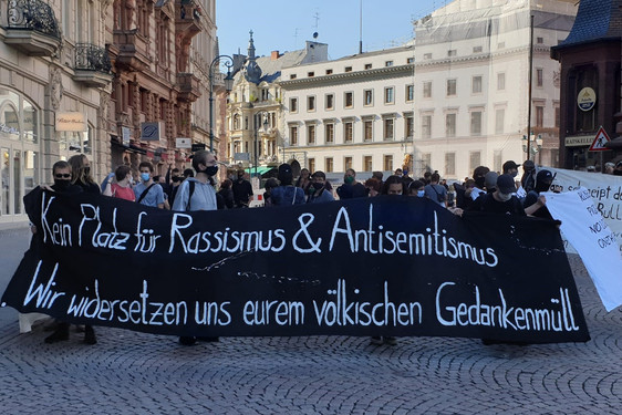 Am Dienstag haben Demonstranten in der Wiesbadener Innenstadt gegen die Missstände innerhalb der hessischen Polizei protestiert.