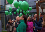 Luftballon-Ritual im Garten des Kinderhospizes Bärenherz