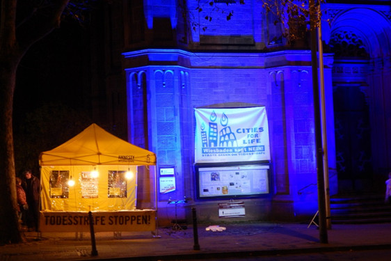 Blau leuchtet die Bonifatiuskirche als Zeichen gegen die Todesstrafe.