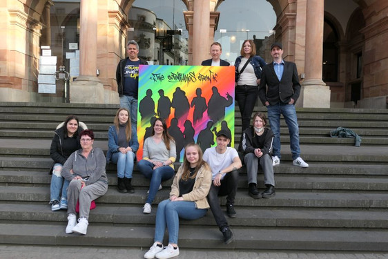 Die Gruppe von Jugendlichen aus dem Dotzheimer Schelmengraben stellt bereits zum 3. Mal im Rathaus Wiesbaden aus.