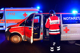 Ein junger Motorradfahrer ist in der Nacht zum Samstag auf der Autobahn 66 bei Wallau gestürzt. Notarzt und Sanitäter versorgen den Schwerverletzten.