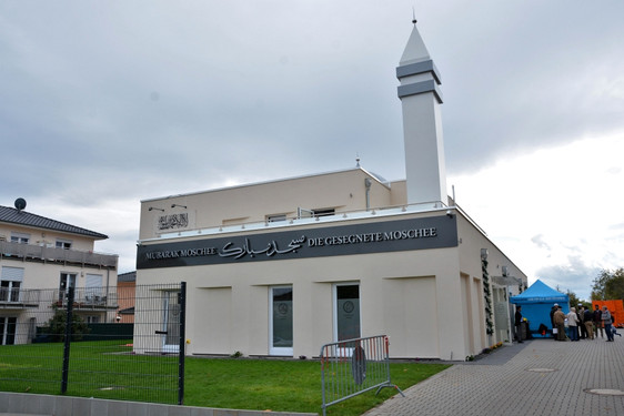 Antworten auf viele Fragen zum Islam bekamen die Besucher des Tages der offenen Tür in der neuen Mubarak Moschee der Ahmadiyya Muslim Gemeinde.