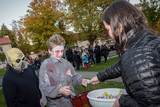 Es ist wieder Halloween. Verkleidete Kinder und Jugendliche ziehen am 31. Oktober wieder in Wiesbaden von Haus zu Haus und rufen: "Süßes oder Saures!".