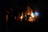 Die Feuerwehr Wiesbaden musste in der Nacht zum Dienstag zwei Gartenhütten in Dotzheim löschen, nachdem diese in Brand gerieten.