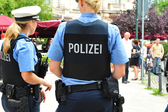 Gemeinsam sicheres Wiesbaden: Polizei auf Kontrollstreife durch die  Innenstadt.
