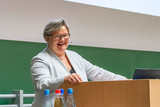 Prof. Dr. Eva Waller, Präsidentin der Hochschule RheinMain, begrüßte die Teilnehmenden zur Konferenz IMPACT für Rhein-Main. Hier ging es am Donnerstag, 7. Oktober, um Zukunftsszenarien.