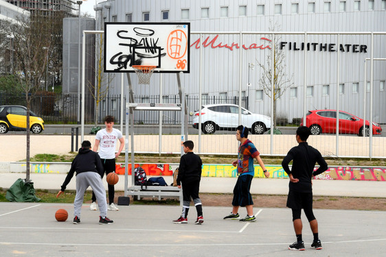 Die Stadt Wiesbaden hat das Basketballfeld in der Kloppstockstraße und den Bolzplatz nebenan wieder fit gemacht.