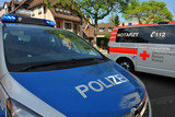 Autofahrerin überseht beim Abbiegen am Freitagmorgen in Wiesbaden-Dotzheim eine Fußgängerin. Rettungsdienst und Polizei waren im Einsatz.