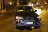 BMW-Fahrer flüchtete am Dienstagabend in Wiesbaden-Schierstein nach Unfall mit einem anderen Pkw. Bei seiner Flucht raste der alkoholisierte Mann über eine Verkehrsinsel. Die Polizei gelang es den BMW-Fahrer fest zunehmen.