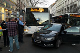 Ereignisreicher Tag für die Feuerwehr Wiesbaden - Unter anderem musste die Feuerwehr zu einem Verkehrsunfall mit einem Linienbus ausrücken