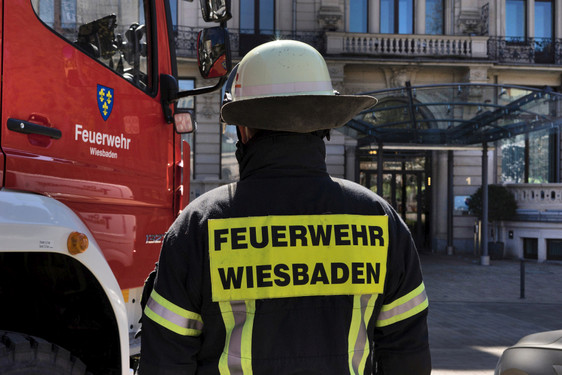 Am Freitag gab es eine Protestaktion an der hessischen Staatskanzlei - Die Hessische Feuerwehr setzte sich für eine Impfpriorisierung ein - Die Wiesbadener Kräfte werden an diesem Wochenende geimpft