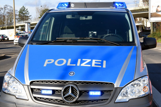 Betrunkener pöbelt in Handyladen in Wiesbaden. Polizei nimmt den Mann in Gewahrsam.