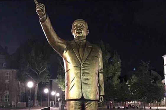 BAD NEWS - Die Biennale beglückt Wiesbaden mit einer goldenen Erdogan Statue auf dem Platz der Deutschen Einheit in Wiesbaden.