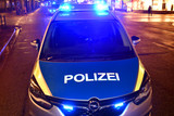 Junger Mann auf Treppe vor Fitnessstudio am frühen Dienstagmorgen in Wiesbaden von Gruppe angegriffen und beraubt.