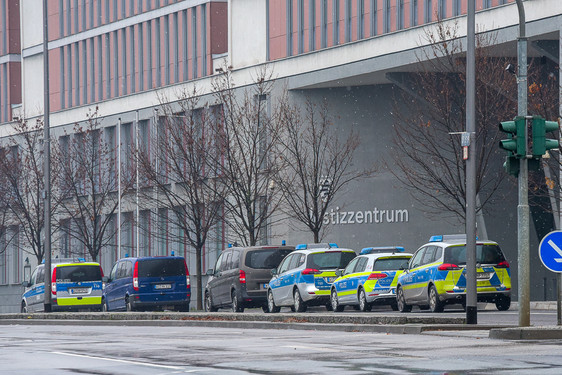 Polizeieinsatz: Justizzentrum Wiesbaden nach Bombendrohung geräumt. Sprengstoffhunde im Einsatz.