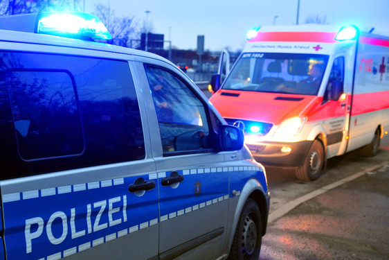Radfahrer wurde am Sonntagnachmittag von einer Autofahrerin in Wiesbaden erfasst und schwer verletzt. Rettungssanitäter versorgten den 21-Jährigen.
