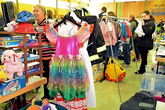 Kindersachenflohmarkt mit Herbst und Winterkleidung der Kindertagesstätte Pusteblume e.V. in Auringen