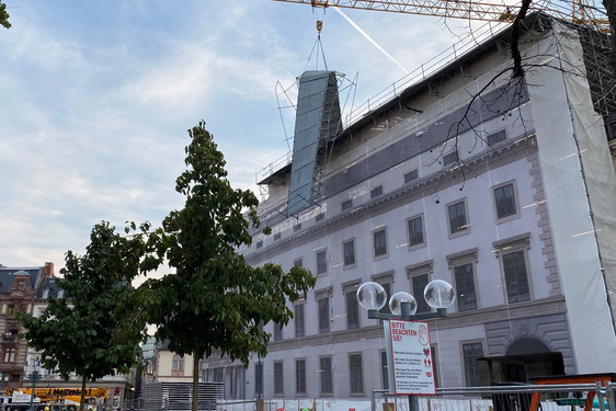 Stahlgerüst am Wiesbadener Landtag bei Hebearbeiten zerbrochen.