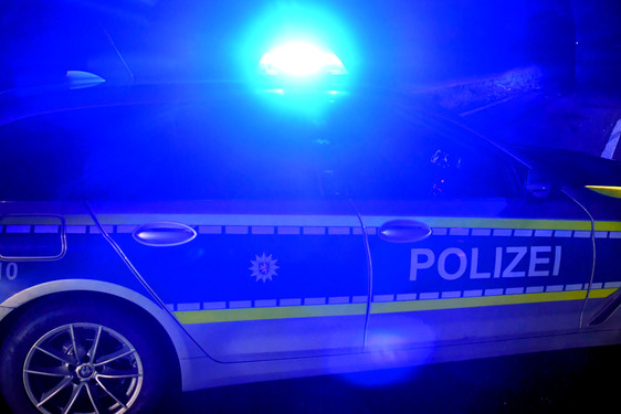Sachbeschädigung: Über Streifenwagen der Stadtpolizei am Donnerstagabend auf dem Parkplatz des Opelbads Wiesbaden gelaufen.