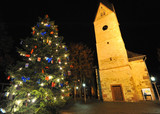 Weihnachtsbaum vor der Bierstadter Kirche