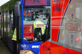 Am Dienstagnachmittag ereignete sich ein Verkehrsunfall mit Linienbus in der Wiesbadener Innenstadt. Die Verursacherin flüchtete, fünf Personen aus dem Bus wurden verletzt.