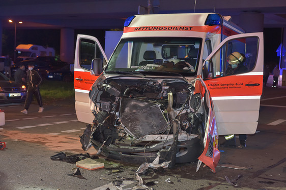 Schwerer Unfall zwischen Rettungswagen und Nissan Navaro Pick-Up auf der Kreuzung Erich-Ollenhauer-Straße Ecke Saarstraße in Wiesbaden-Biebrich. Feuerwehr Notärzte, Rettungssanitäter und Polizei waren im Einsatz.