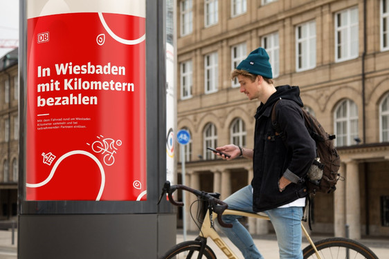 Mit der Fahrrad-App DB Rad+ können Wiesbadener:innen Kilometer sammeln und gegen Prämien eintauschen