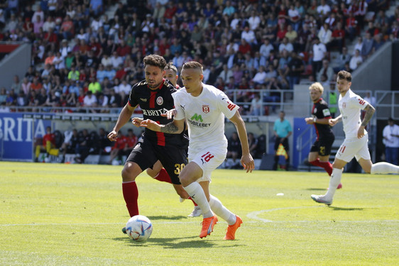 SV Wehen Wiesbaden empfängt Arminia Bielefeld zum Relegationshinspiel in der BRITA Arena