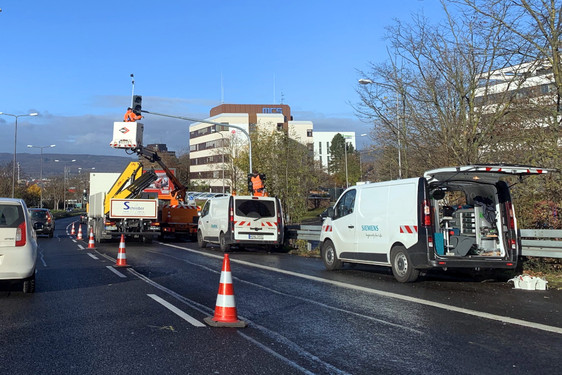 DIGI-V: Neue Ampel auf der Berliner Straße in Wiesbaden wird aktiviert.
