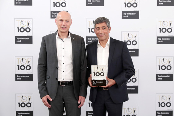 TOP 100 - Der Wettbewerb: ESWE Verkehr bekommt Auszeichnung als innovativster Mittelständler Deutschlands. Geschäftsführer ESWE Frank Gäfgen und Ranga Yogeshwar.