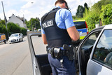 Polizei Wiesbaden führte erneut Handy- und Gurtkontrollen durch. Dabei wurde über 60 Handyverstöße und zahlreiche Gurtmuffel aus dem Verkehr herausgeholt.