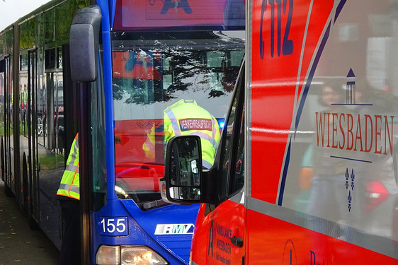 Fahrgast bei Unfall mit Linienbus in Mainz-Kastel leicht verletzt.