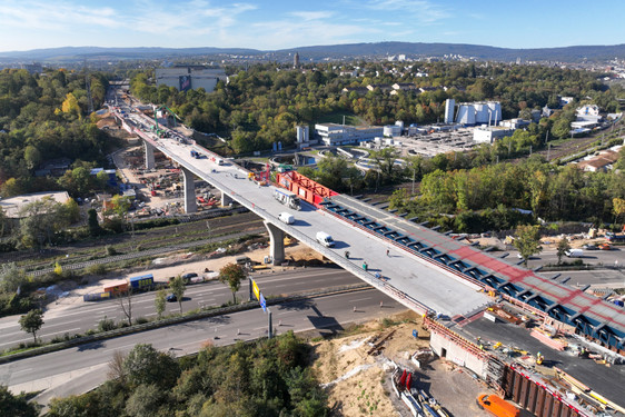 Bis Ende des Jahres wird voraussichtlich wie geplant erstmals der Verkehr über die neue Salzbachtalbrücke der Autobahn 66 in Wiesbaden fließen.