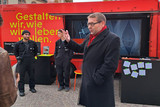 Kulturdezernent Axel Imholz besuchte am Dienstagmittag das weithin sichtbare, rote Demokratiemobil, das mitten auf dem Platz steht. Hintergrund der Aktion ist die Bewerbung von Frankfurt RheinMain als World Design Capital 2026.