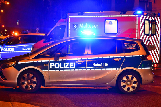 Mountainbiker stieß am Freitagabend in Wiesbaden-Dotzheim mit einem Auto zusammen. Rettungssanitäter versorgten der Verletzten Mann.