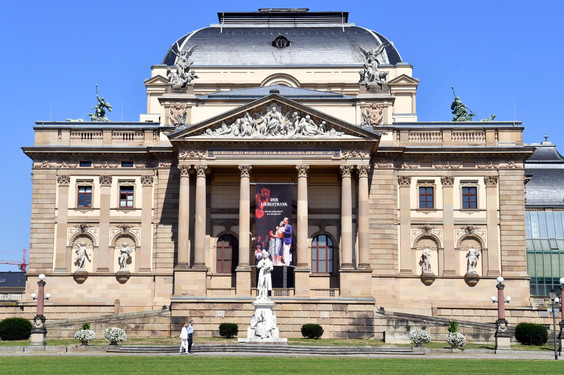 Das Staatstheater Wiesbaden sucht Theaterbegeisterte Kinder für eine Gesangsrolle im Musical "Cabaret".
