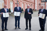 Bei einer Feierstunde im Schloss Biebrich in Wiesbaden verlieh der Hessische Ministerpräsident das Verdienstkreuz 1. Klasse an drei engagierte Bürger.