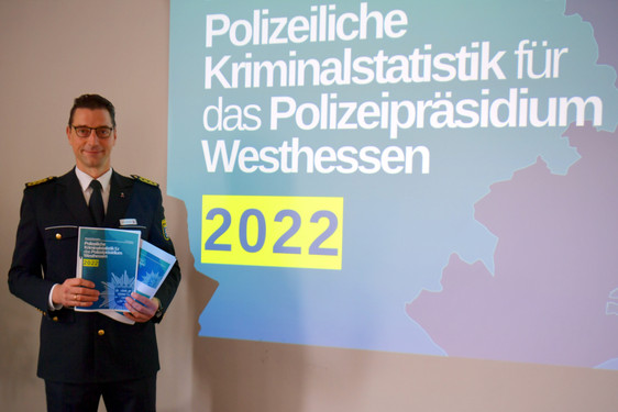 Polizeipräsident Felix Paschek stellte am Freitag die polizeiliche Kriminalstatistik 2022 für das Polizeipräsidium Westhessen in Wiesbaden vor.