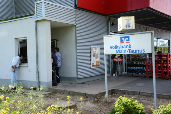 Geldautomat auf im REWE Einkaufsmarkt in Wiesbaden-Breckenheim gesprengt