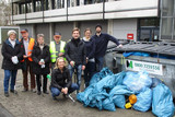 Symbolisches Foto für die Aktion Sauberhaftes Hessen in Hofheim. Zu sehen ist die Gruppe, die in der Kernstadt aktiv war. Auch in den Hofheimer Stadtteilen waren fleißige Bürgerinnen und Bürger unterwegs und sammelten Müll.