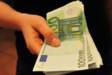 Falsche Polizisten erbeuteten in dieser Woche Bargeld von einer Seniorin aus Wiesbaden.