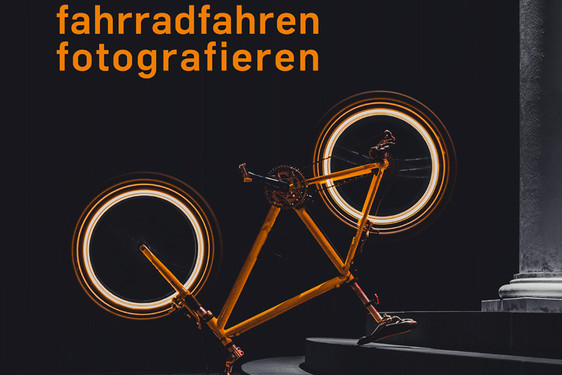 Die Ausstellung "fahrradfahrenfotografieren" zeigt Werke von Studierenden der Hochschule RheinMain.