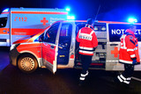 ^In der Nacht zum Sonntag ist ein 22-jähriger E-Scooter-Fahrer bei einem Unfall in Wiesbaden Bleichstraße schwer verletzt worden. Rettungskräfte versorgten den jungen Mann.
