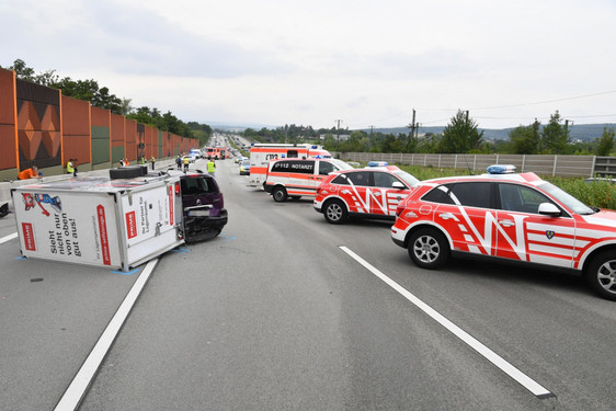 Ein Haufen Schrott auf der A3 war die Folge eines illegalen Autorennens am Sonntagnachmittag im Bereich von Wiesbaden. Rettungskräfte versorgen die Vorletzten. Die Polizei ermittelt.