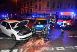 Heftiger Zusammenstoß  zwischen einem Polizeieinsatzfahrzeug und einem Pkw in Wiesbaden. Rettungskräfte kümmern sich um die Verletzten.
