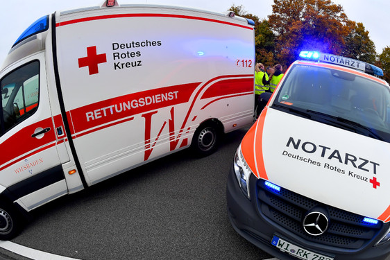 Ersthelfer reanimieren leblosen Autofahrer am Freitag auf der B455 bei Wiesbaden erfolgreich. Notarzt und Rettungssanitäter führten anschließend die weiteren Maßnahmen durch.